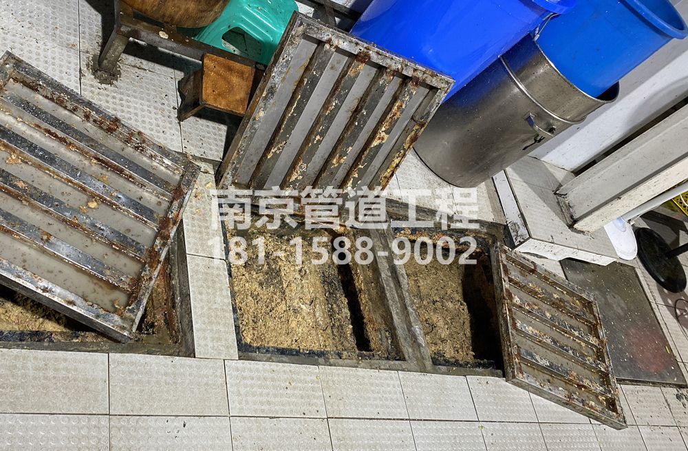 278钟化村城管中队食堂隔油池清理
